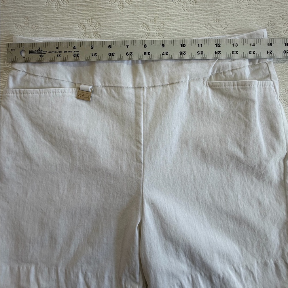 Lulu-B white pull-on shorts scalloped hem size 10 stretchy - Picture 8 of 8